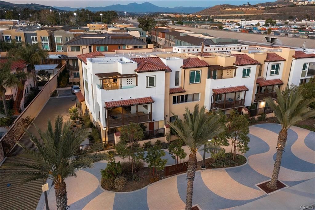 Building Photo - 1528 Doheny Way