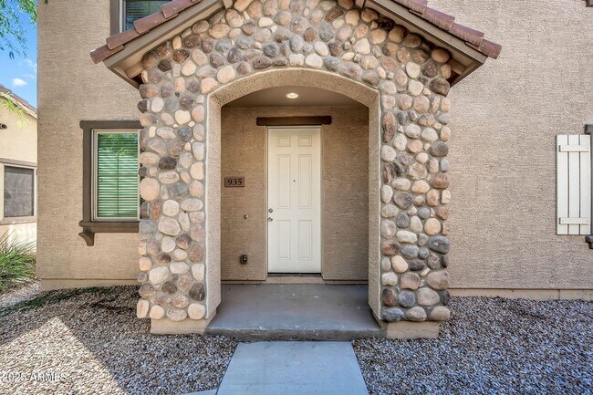 Building Photo - 935 E Agua Fria Ln