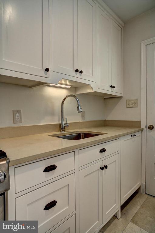 Building Photo - 1723 Oakcrest Dr