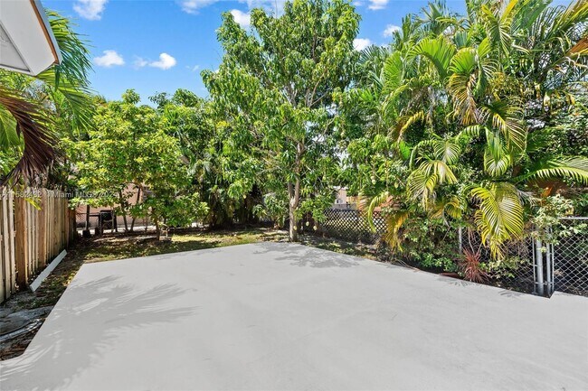 Building Photo - 2018 NE 19th St