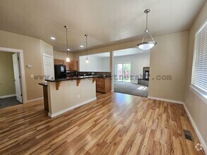 Building Photo - Stunning 4 Bed 2.5 Bath Upgraded Townhome ...