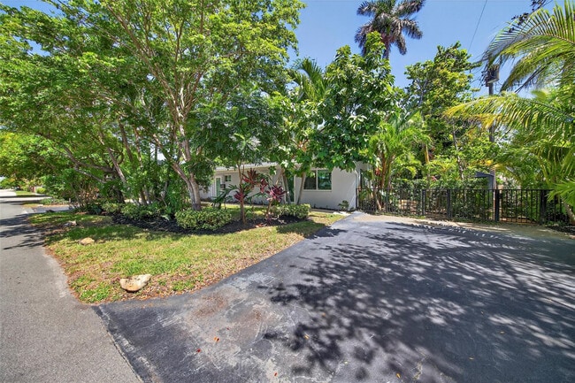 Building Photo - 305 NE 15th St