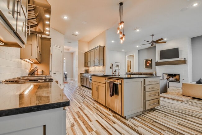 Building Photo - Stunning 4-Bedroom Luxury Home with Resort-Style Pool in Prestigious Oakmont Estates – Available ...