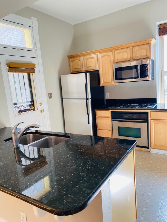 Building Photo - 910 E 20th Ave