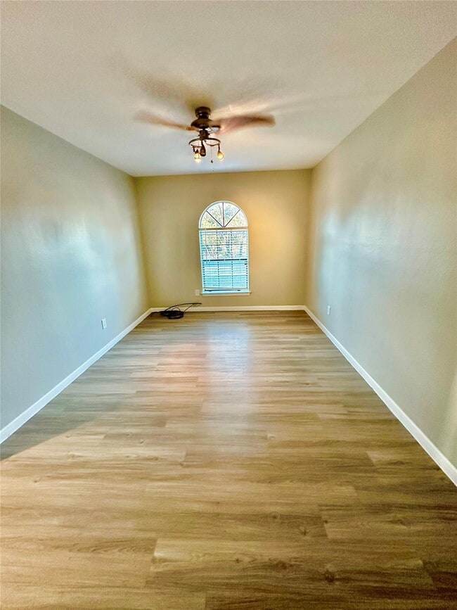 Building Photo - 1102 Serenada Dr