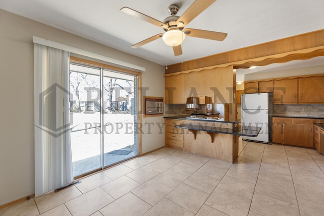 Building Photo - 935 N Valleyview St