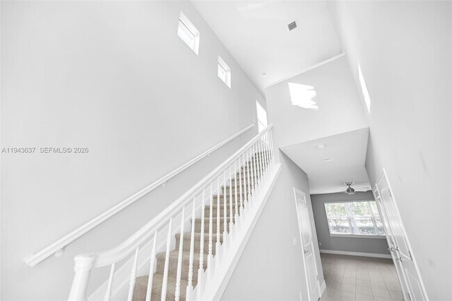 Building Photo - 964 Banyan Dr