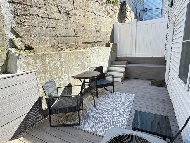 Building Photo - 6 St James Pl