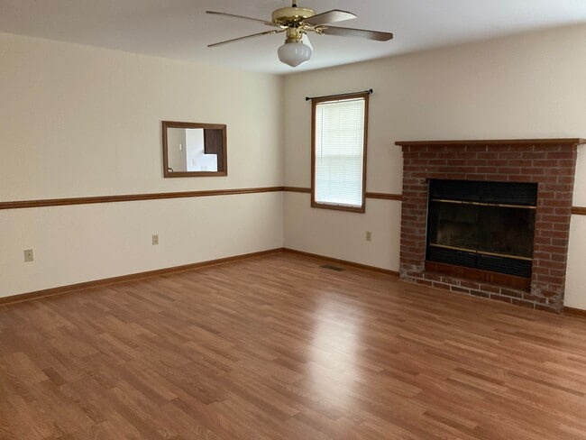 Building Photo - 611 Windcrest Dr