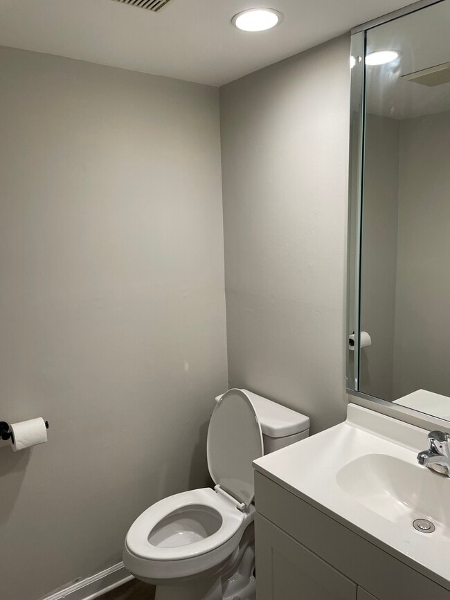 Building Photo - 30 Greensward Ln