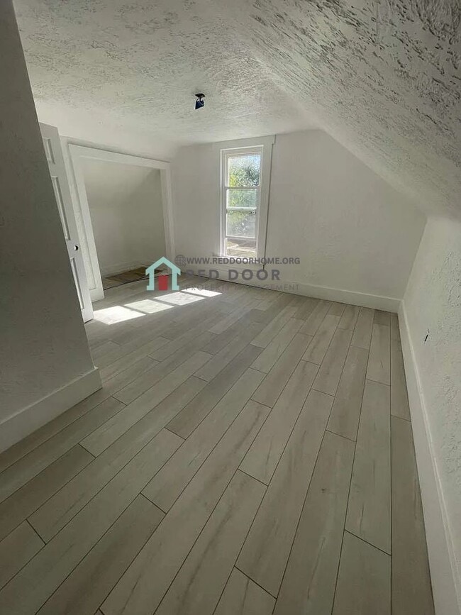 Building Photo - Beautifully Remodeled 3 Bed, 2 Bath Home – Pet Friendly!