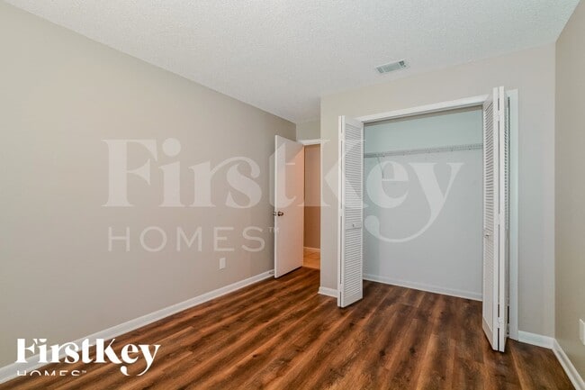 Building Photo - 1257 Poinsettia Dr