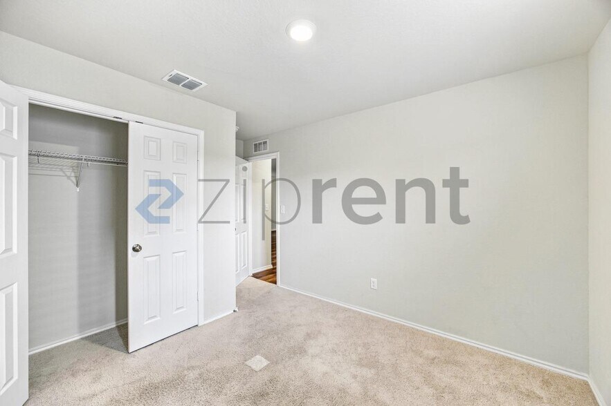 Building Photo - Unit