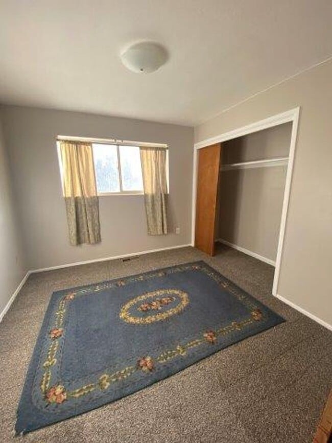 Building Photo - 4 Weeks Free Living! Cozy 3 Bed Home with ...