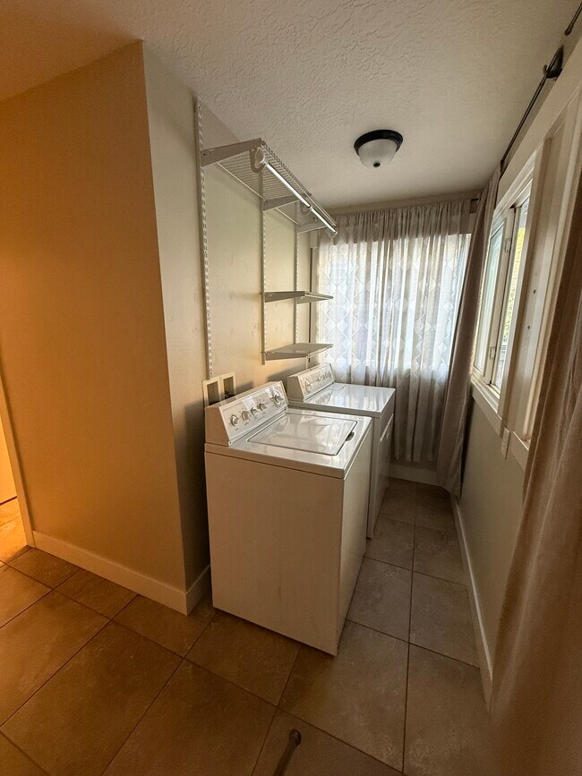 Building Photo - 807 S McClelland St