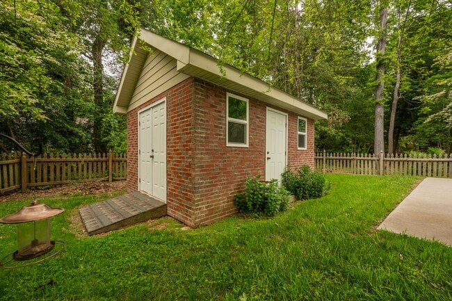 Building Photo - Immaculate Home In Gatling Point!