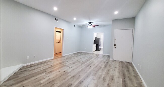 Building Photo - 9707 Richmond Ave.