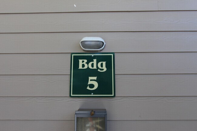 Building Photo - MOVE IN SPECIAL! Ground Level 2-Bedroom Co...