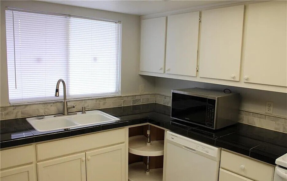 Building Photo - 203 SE 15th Pl