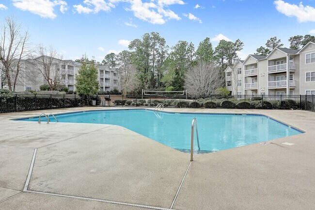 Building Photo - Modern Updated Top Floor unit! Freshly Pai...
