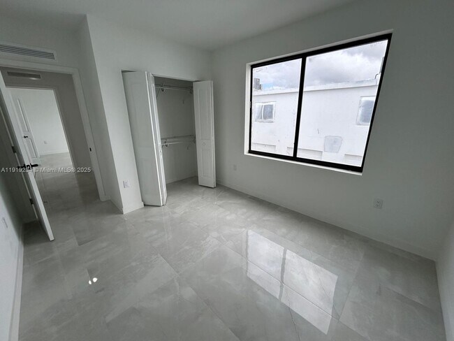 Building Photo - 14568 SW 261 St Ter