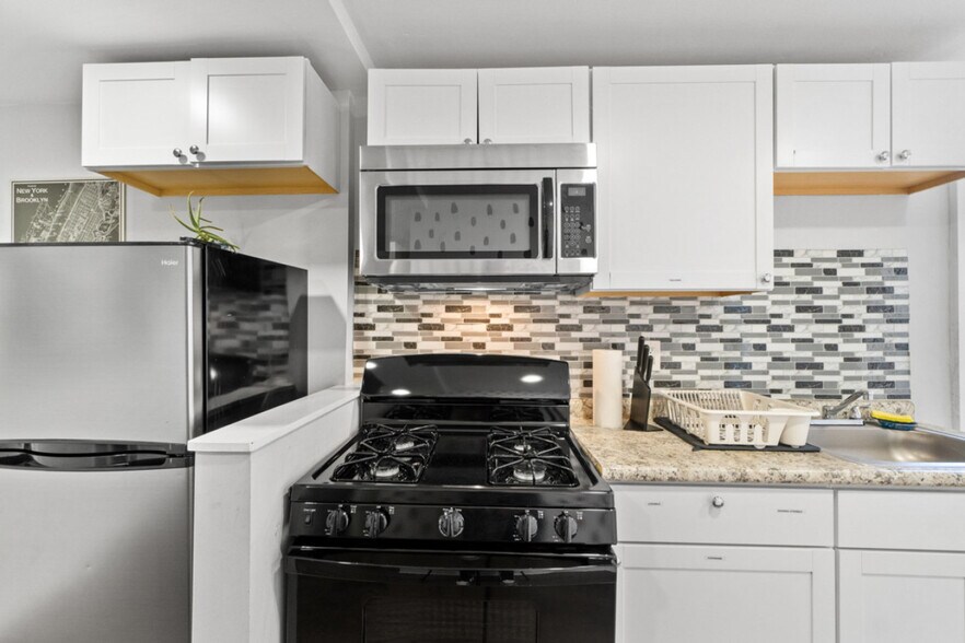 Building Photo - 9 W 51st St