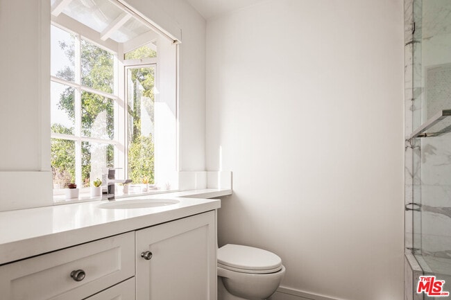 Building Photo - 12417 Mulholland Dr