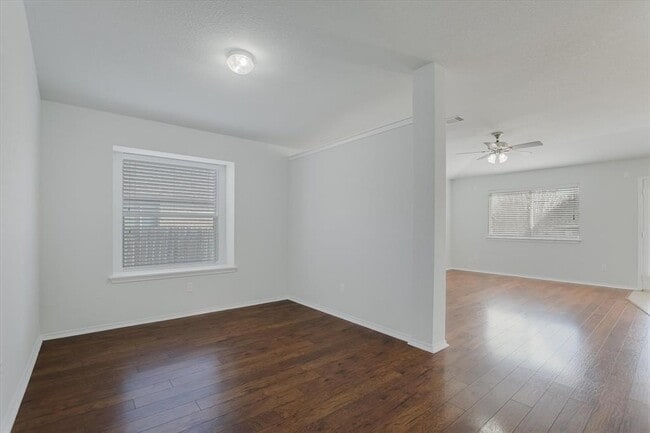 Building Photo - 906 Washburn Dr