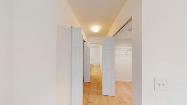 Building Photo - 2BD/2BA Dual Masters Condo w/ Lake Views!   *1st Floor & Gated Community*