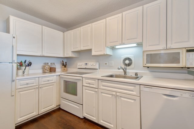 Building Photo - Highly Desirable Gold Coast 1b1b Apartment