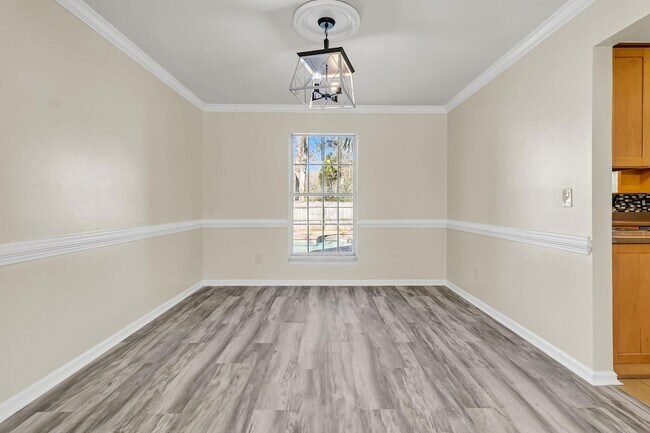 Building Photo - 121 Sully St