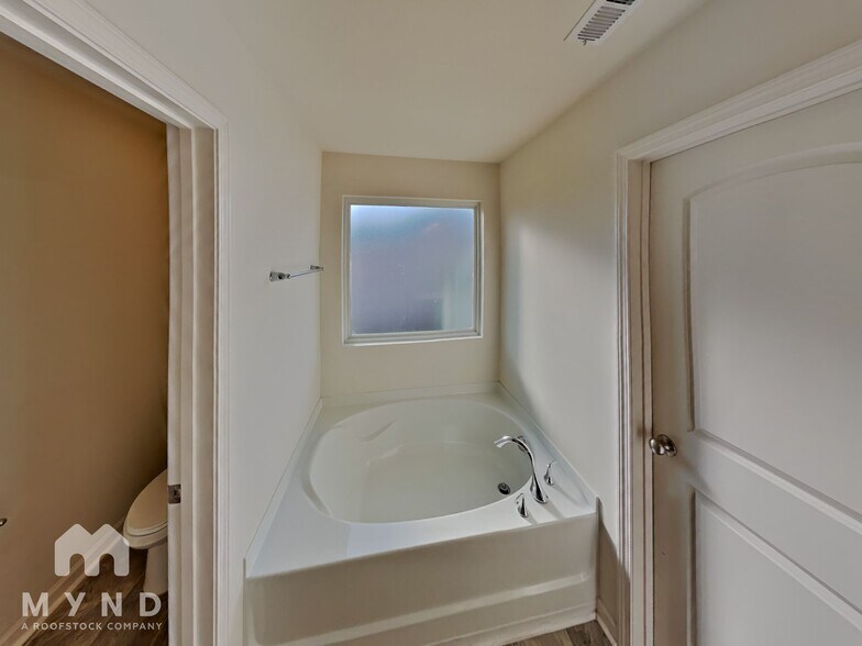 Building Photo - 2015 Creeks Landing Dr