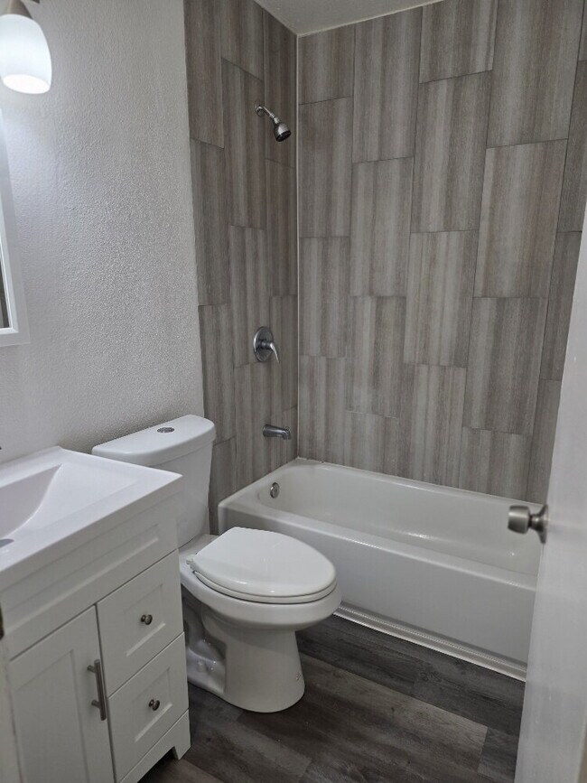 Building Photo - 3-Bedroom house with 2 Baths in Sacramento