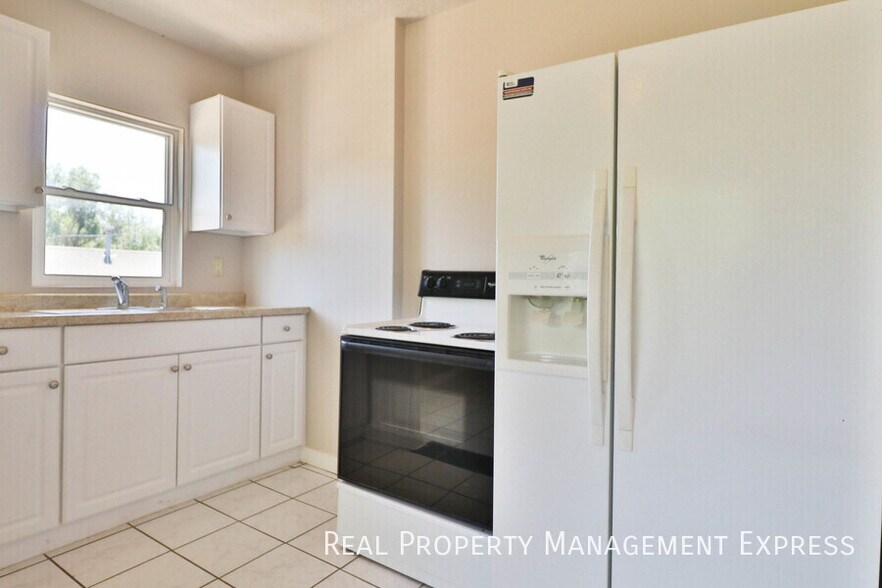 Building Photo - Great Upper level 1 Bedroom Apartment
