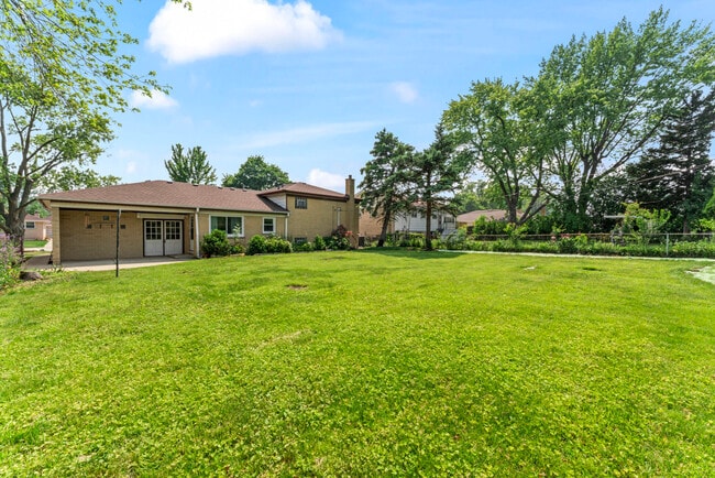 Building Photo - 427 Gilbert Dr