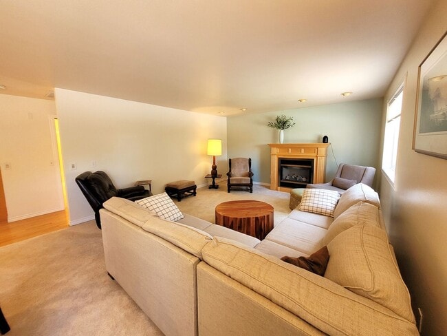 Building Photo - Fully Furnished Cottage 1 Bedroom - Marine Dr