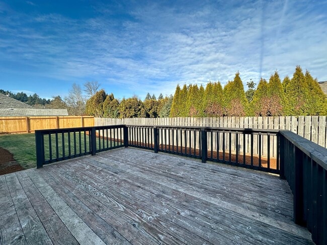 Building Photo - Well-Maintained Three Bedroom Home in West Salem