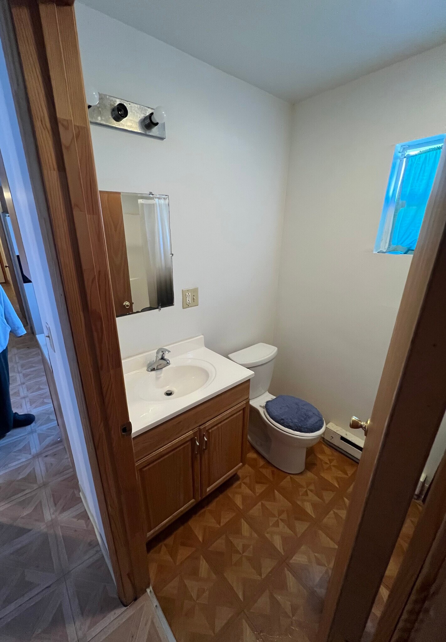 Full Bathroom - 218 N Queen St