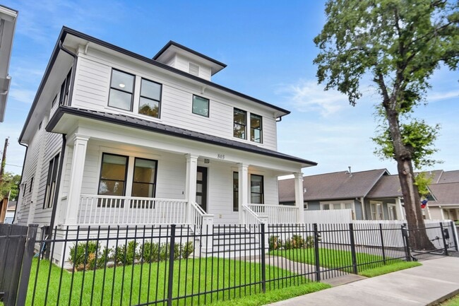 Building Photo - Luxury 3-Bed Home with Solar Panels, Tesla...
