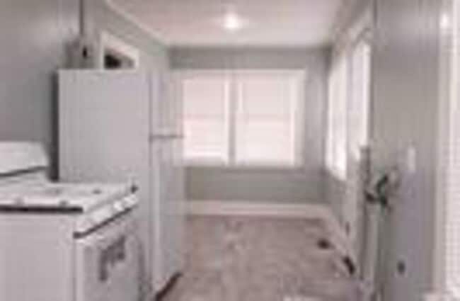 Building Photo - Very cute 2 bedroom 1 bath across the street from Clinton West Elementary School.