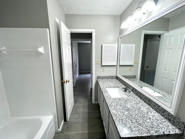Building Photo - 10310 Oak Acres Dr