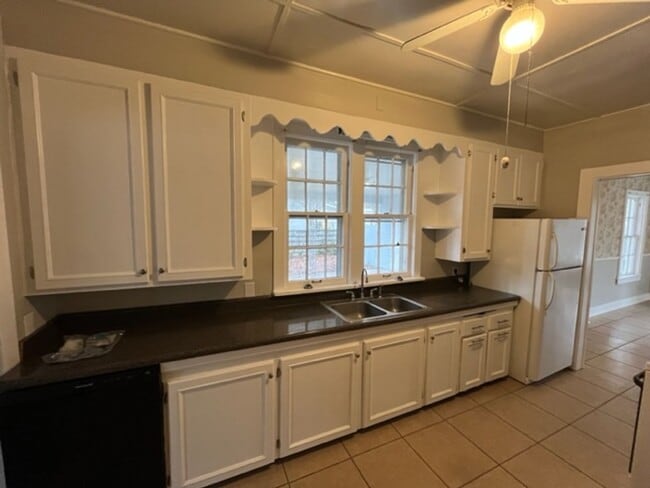 Building Photo - Beautifully rehabbed 4 Bedroom 2 Bath olde...