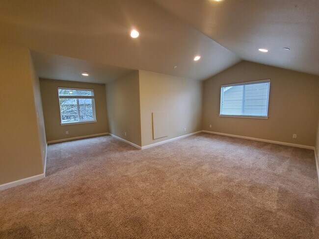 Building Photo - 1502 Onyx St SE