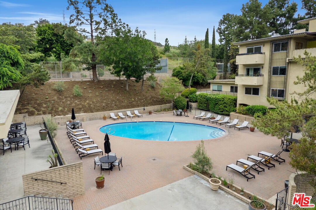 Building Photo - 6752 Hillpark Dr