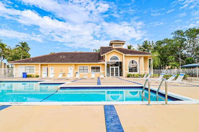 Building Photo - 450 Palm Cir W