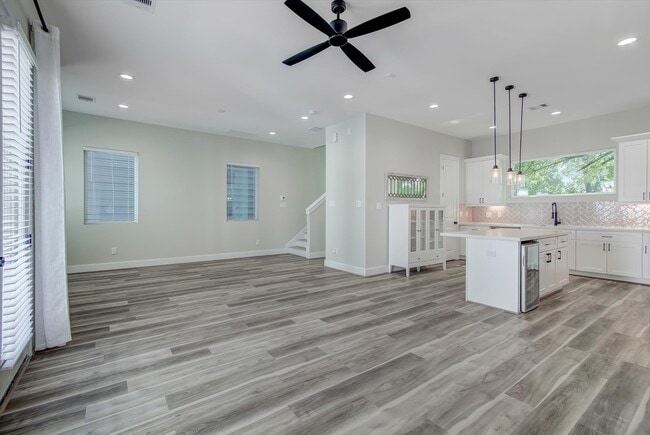 Building Photo - 1329 Buescher Dr