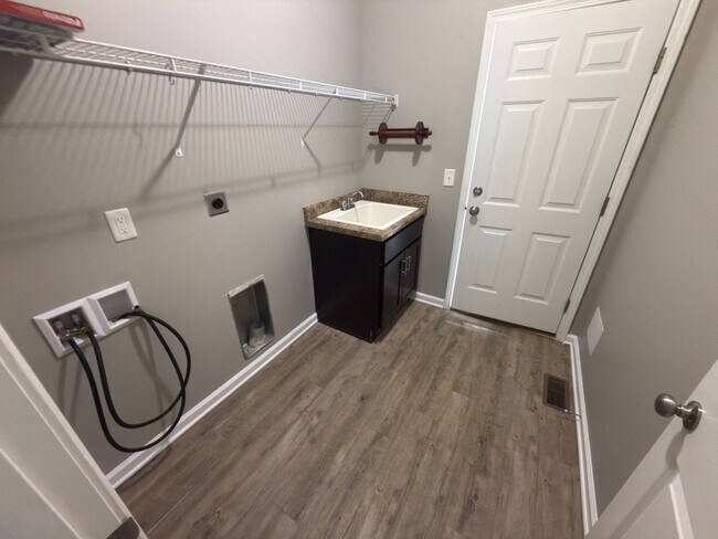 Building Photo - Beautiful Three Bedroom, Two and a half Bath home available in River Wood of Fairlawn