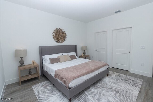 Building Photo - 1123 Deauville St E