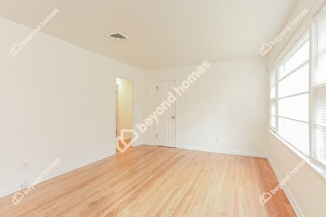 Building Photo - This Cozy 4 bedroom / 2 full bath and 2,09...