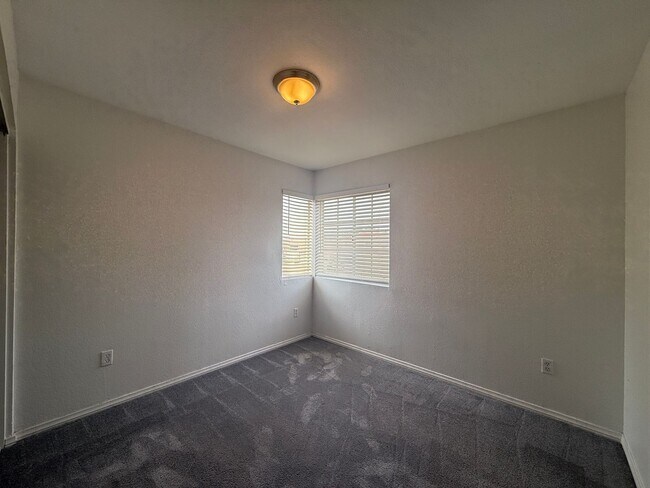 Building Photo - Lancaster 3 Bedroom + 3 Bathroom